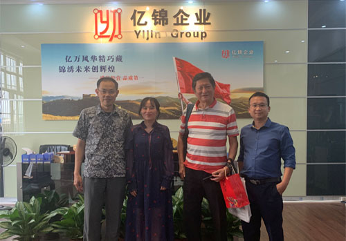海南?？谲囌古穹看罱ㄅc客戶合影